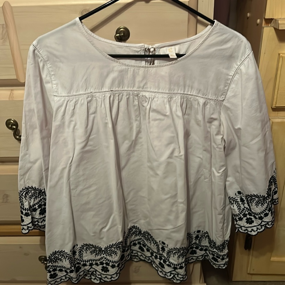 White XL 3/4 sleeve blouse with black lace detail & tie detail